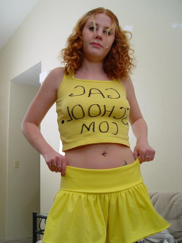 16P Redhead whore shows off her perfect ass