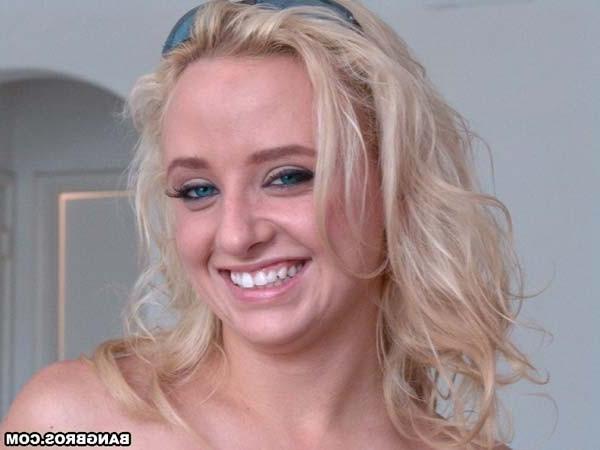 18P Hot Blonde Playing With Her Camel Toe