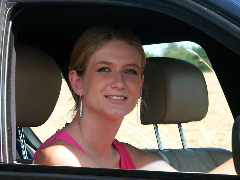 18P Amateur teen stripping outdoors on top of her car