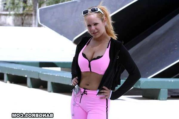 16P Hot Sexy Girls Shows Off Her Pink Camel Toe