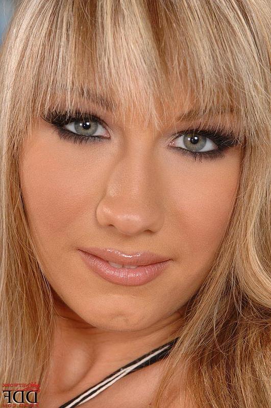 16P Cute hot blonde Cindy Withe spreads her shaved tight snatch