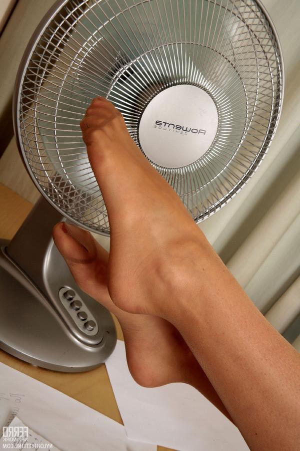 20P Modelina exposing her lovely feet