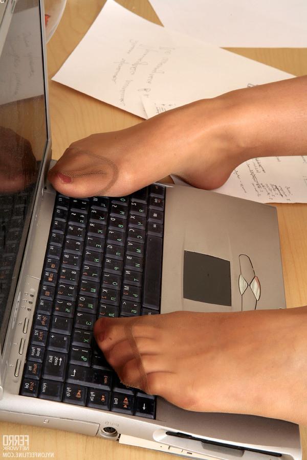 20P Modelina exposing her lovely feet
