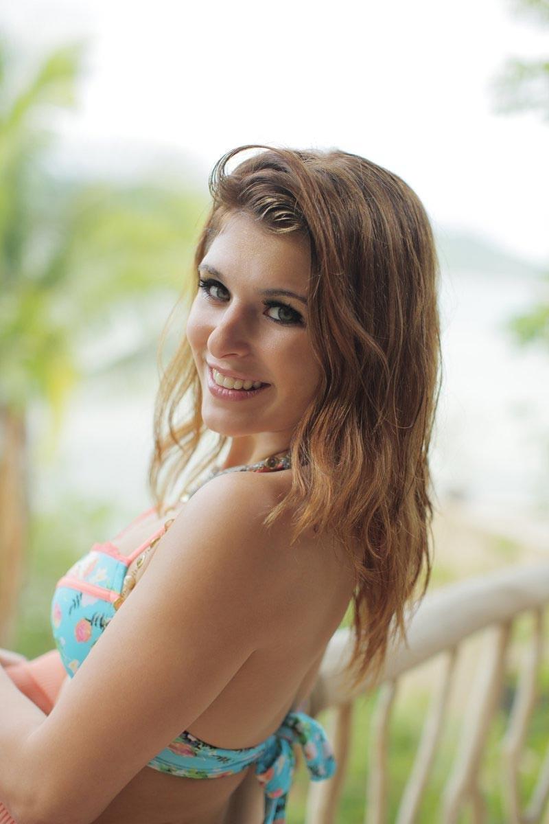 12P Beautiful babe with a sexy ass