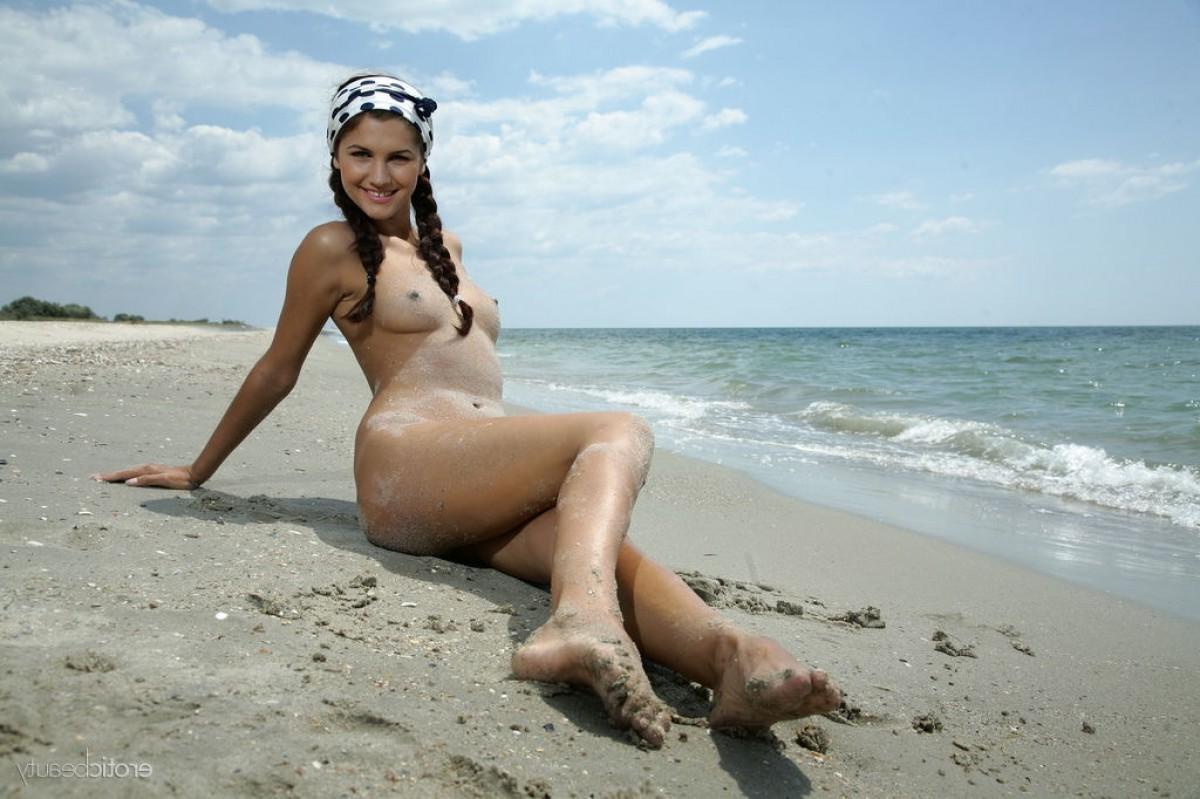 12P Hot beach babe teasing in the sun