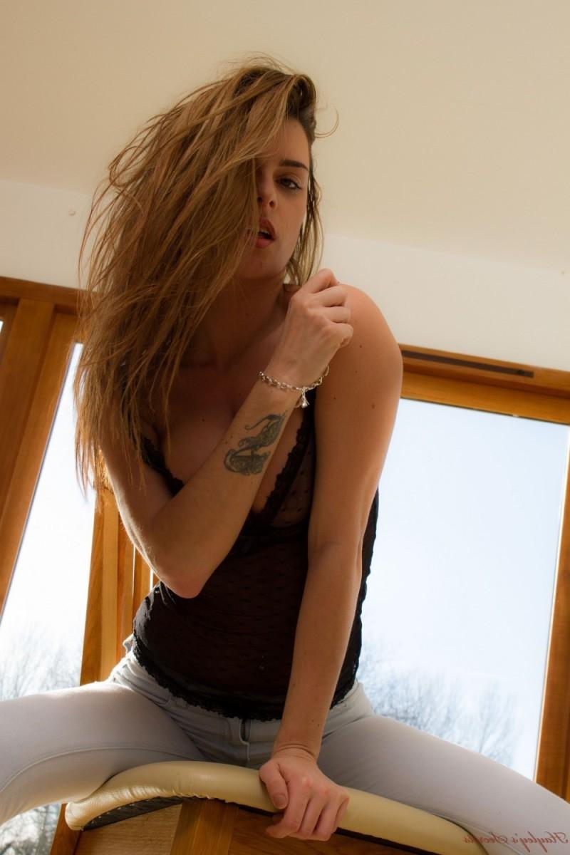 12P Busty fit chick in jeans