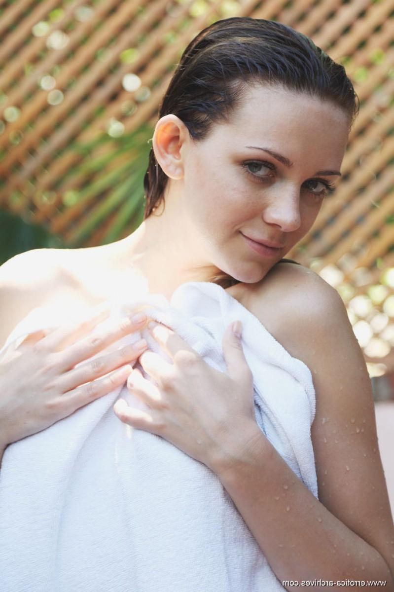 12P Super hot naked chick in a jacuzzi