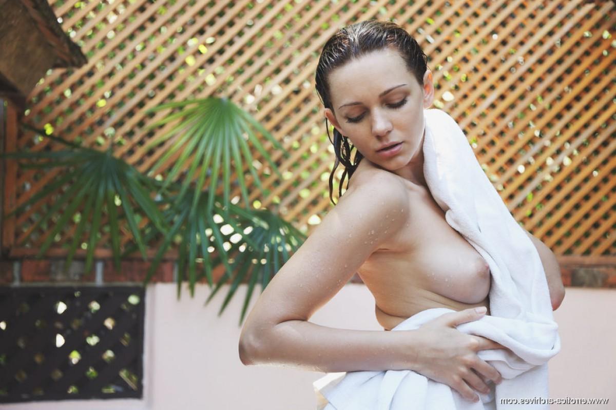 12P Super hot naked chick in a jacuzzi