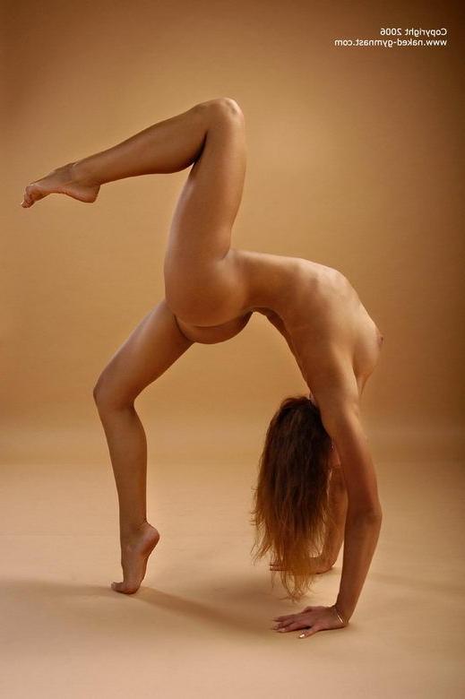 17P Flexible teen takes it off and poses