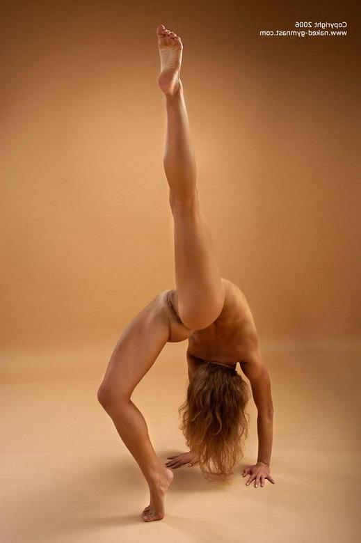17P Flexible teen takes it off and poses