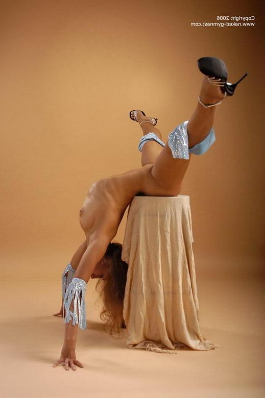 17P Flexible teen takes it off and poses