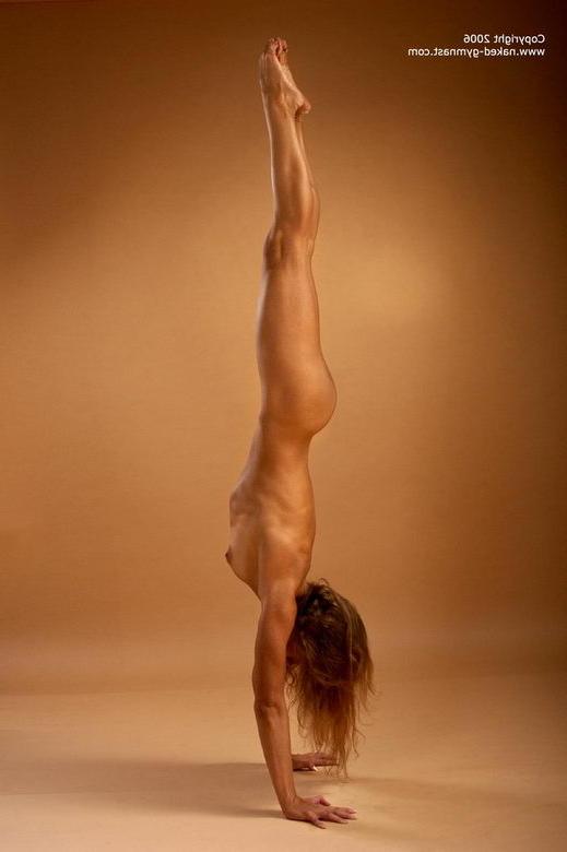 17P Flexible teen takes it off and poses