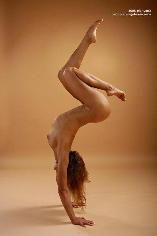 17P Flexible teen takes it off and poses