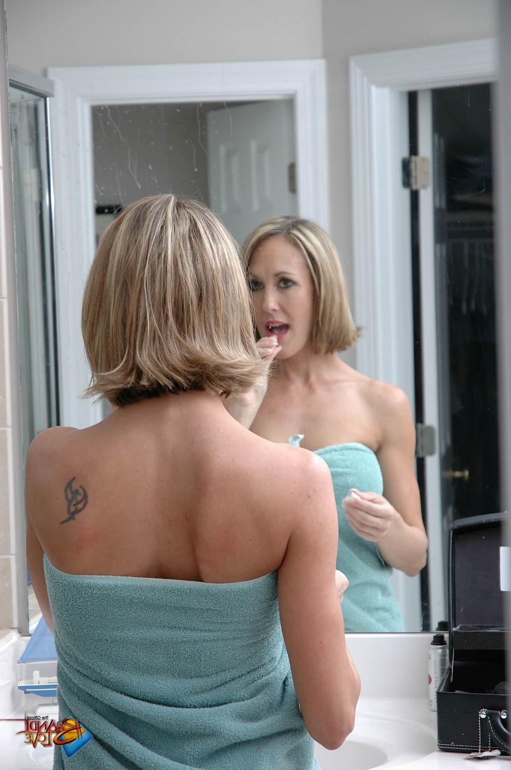 25P Brandi Love Takes a Bath