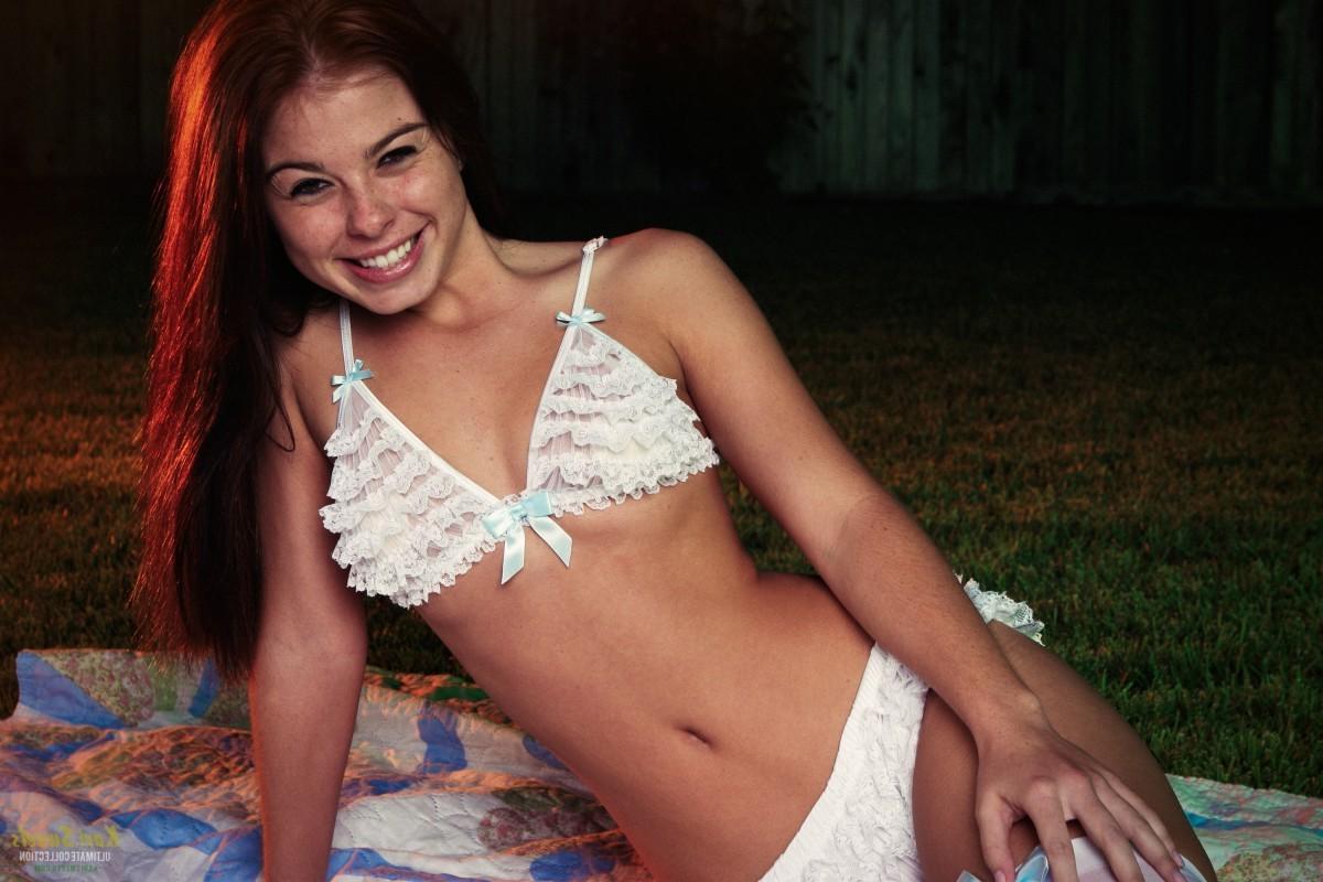 12P Solo babe posing in lace lingerie
