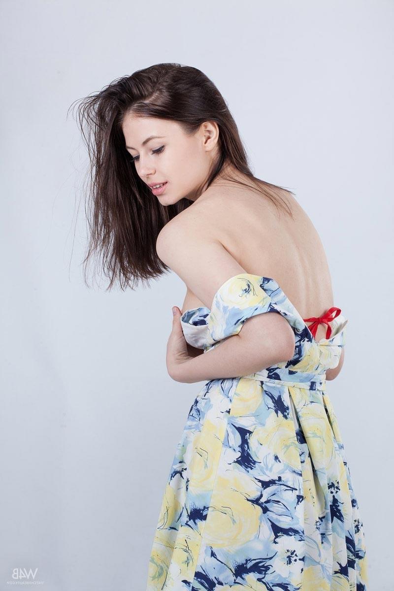 12P Gorgeous dark brunette in the studio