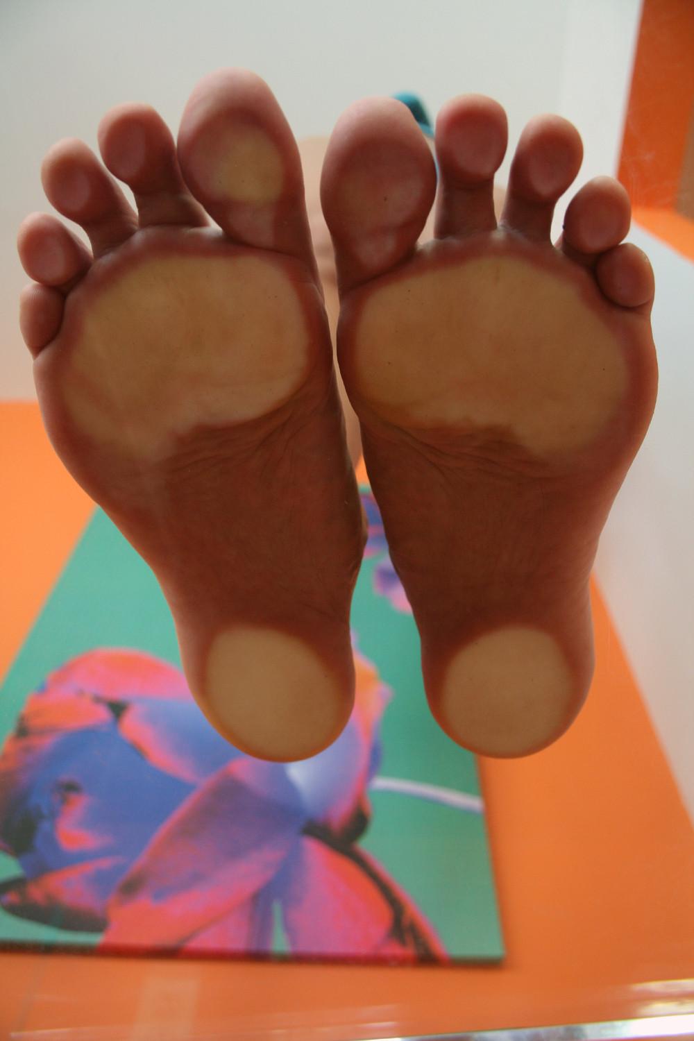 15P Bare feet soles