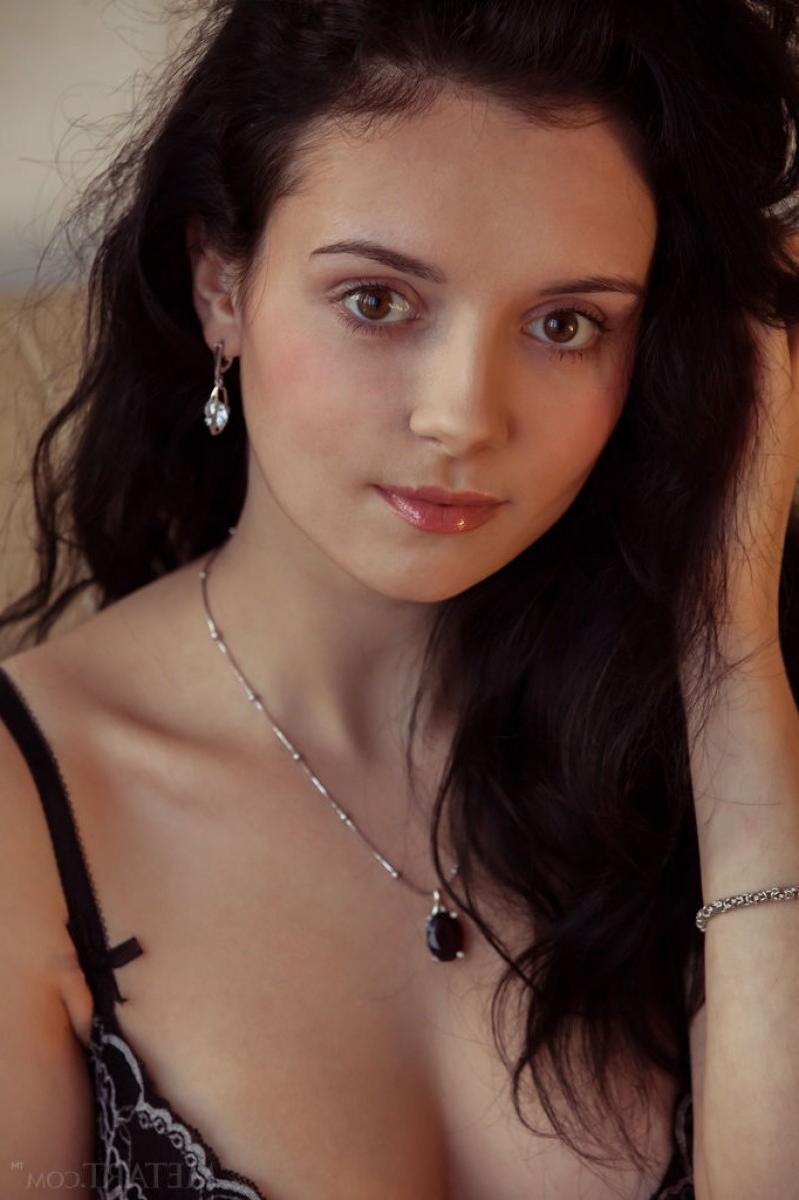 12P Sweet dark brunette in panties
