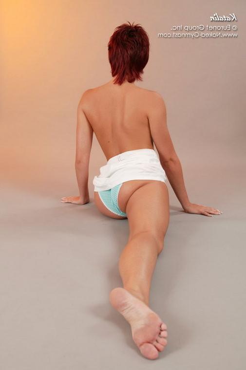 17P Naked gymnastics and stretching by this fit brunette
