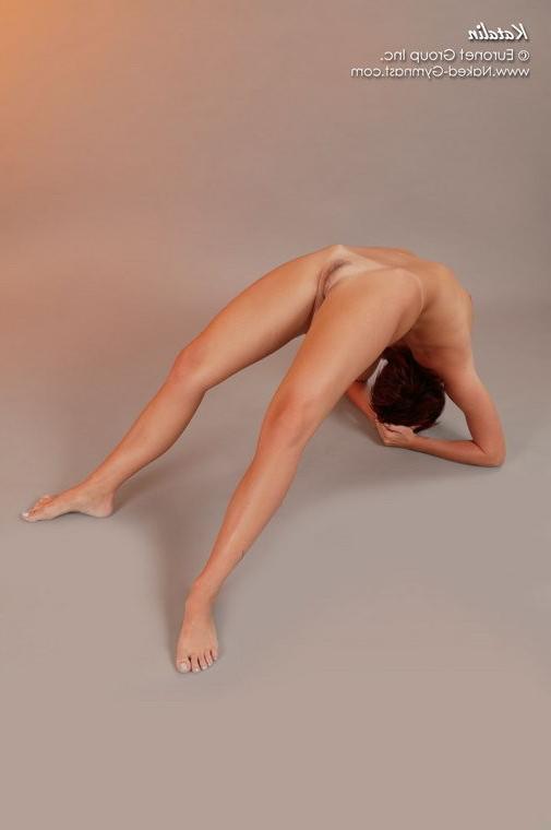 17P Naked gymnastics and stretching by this fit brunette