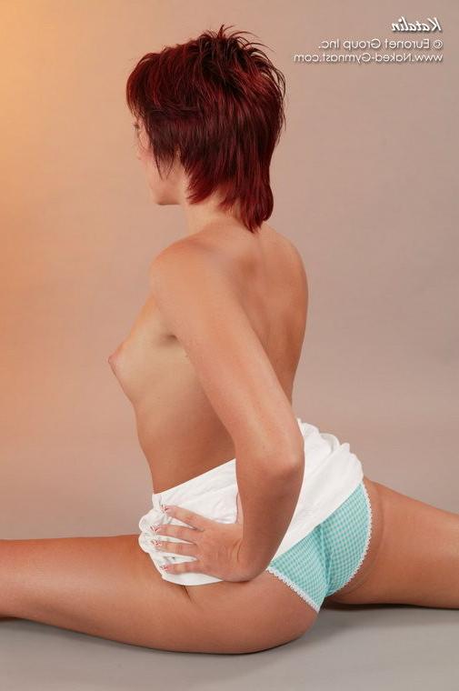 17P Naked gymnastics and stretching by this fit brunette