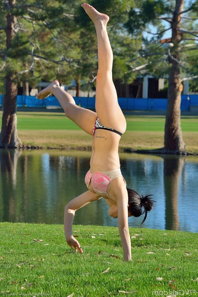 15P Naked Cartwheels