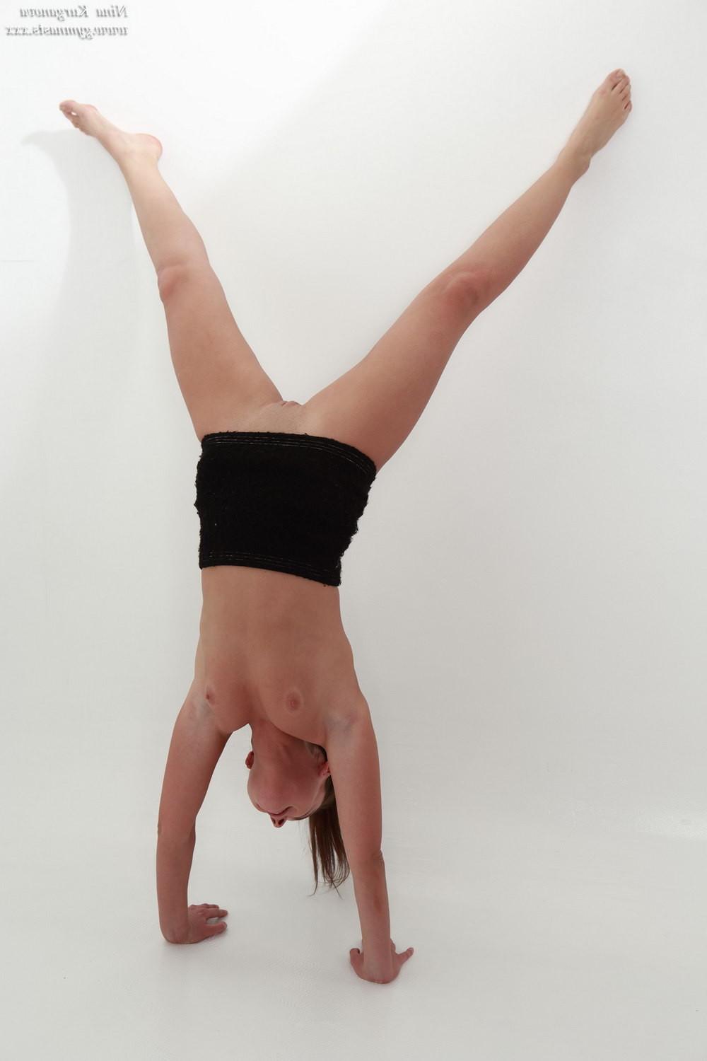 20P Nina Kurganova stretches her legs apart