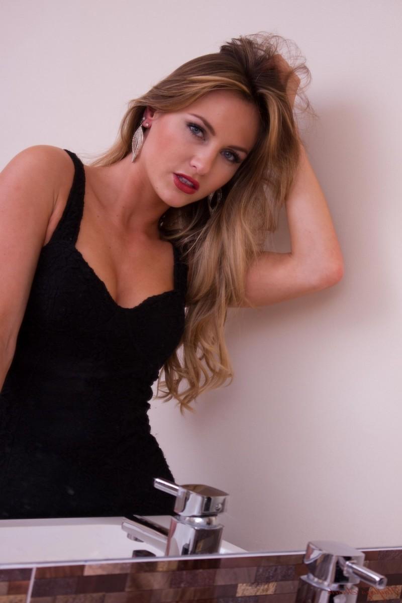 12P Leggy natural blonde in the makeup room