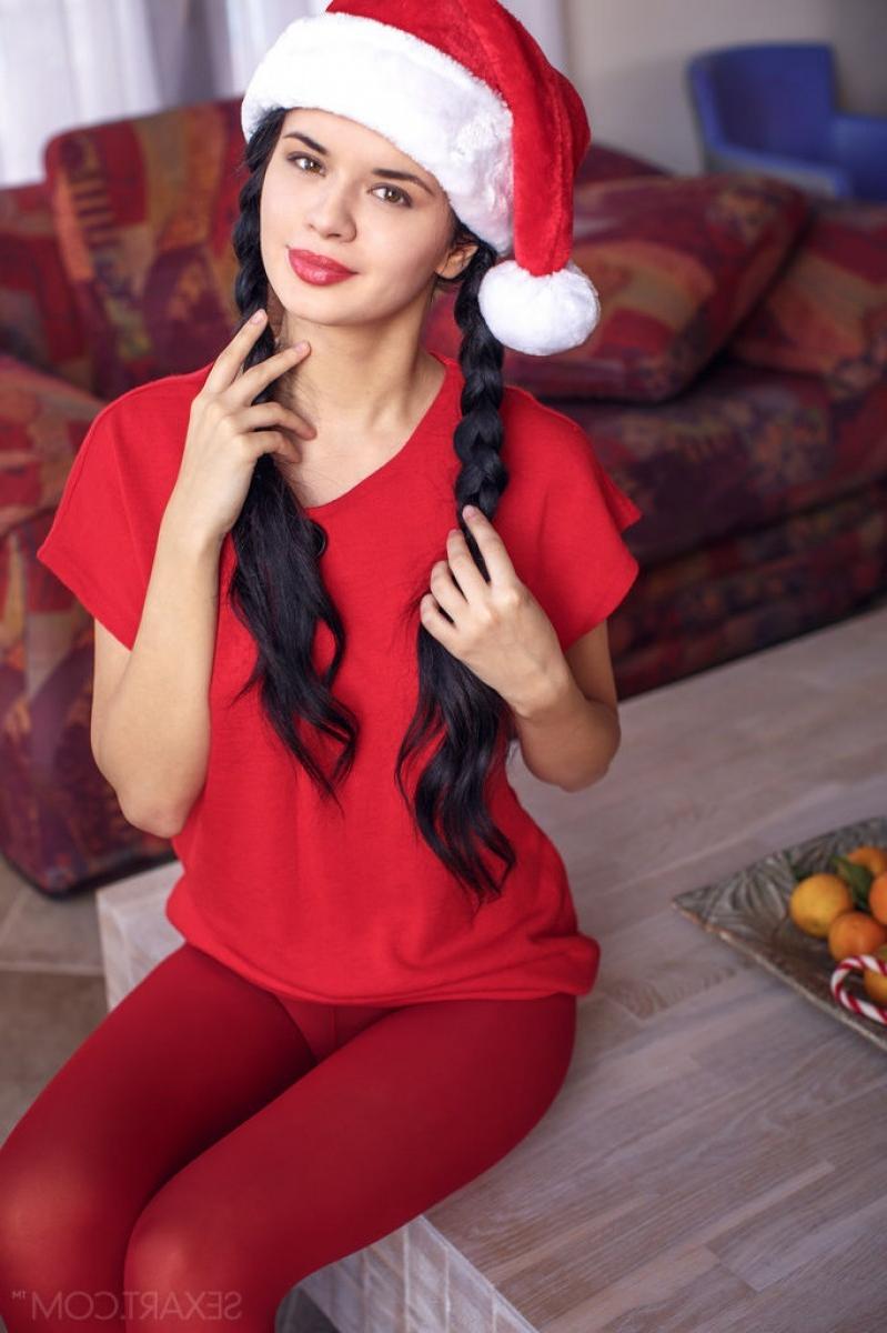 12P Cute natural babe with a Xmas hat