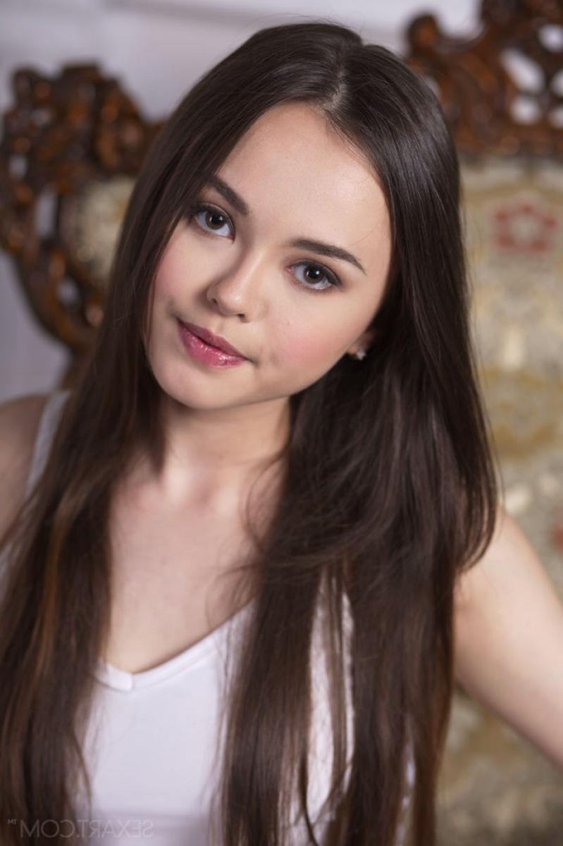 12P Cute brunette shows nice pussy