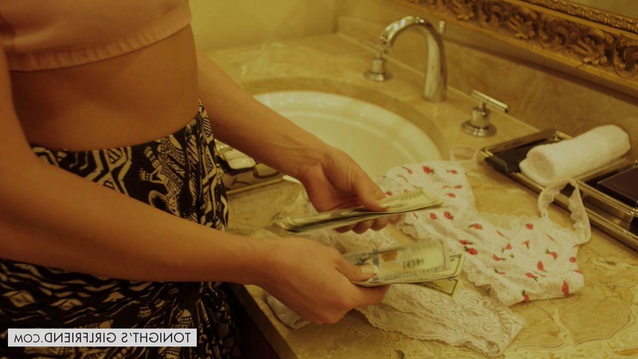 15P Escort Rahyndee James pleasing her client in his suite