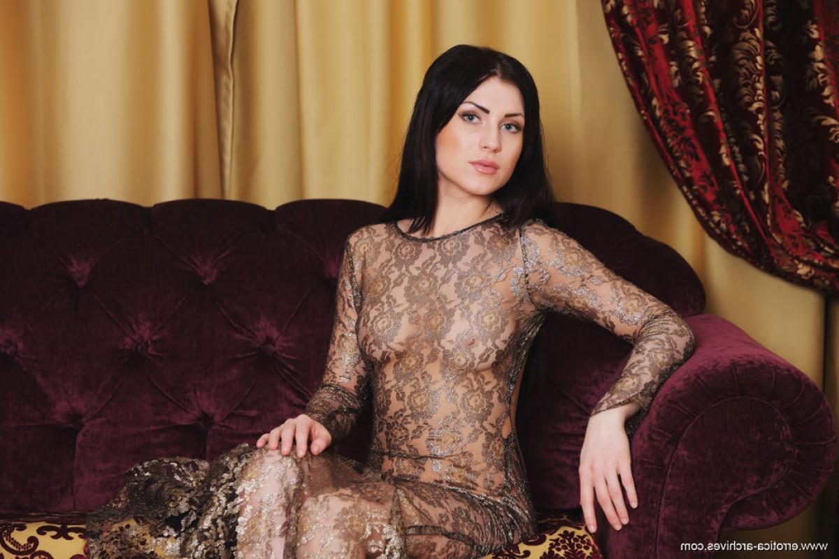 12P Lean babe posing in a sheer dress