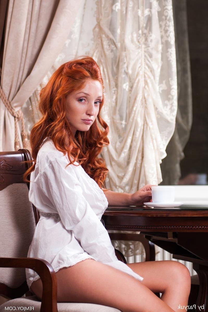 12P Perky redhead with seductive looks