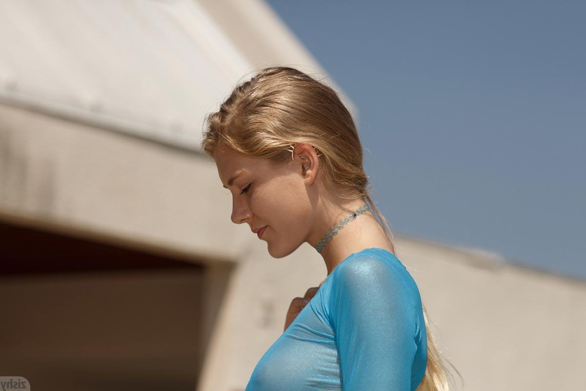 12P Beautiful fit blonde posing wet