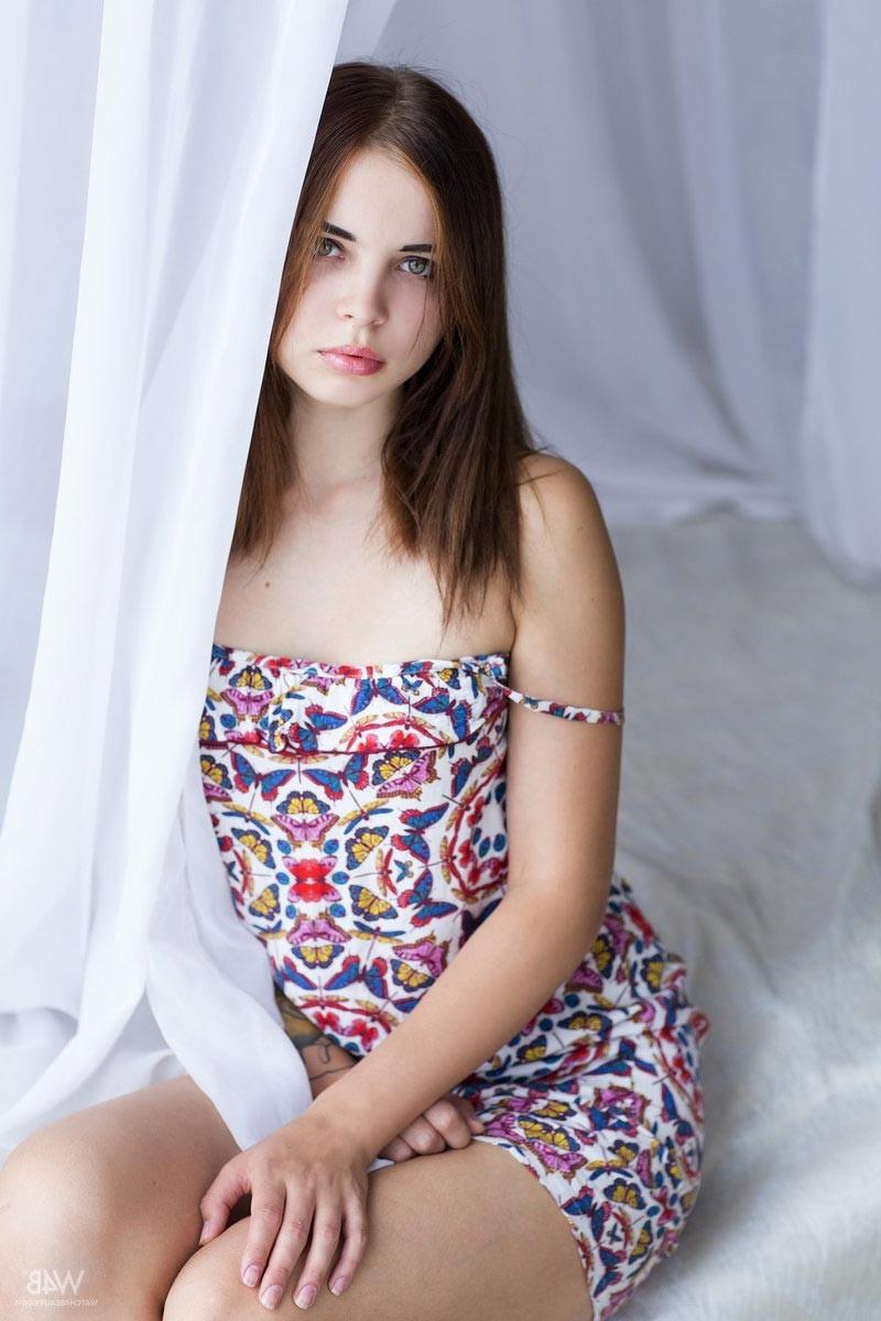 12P Alt brunette posing nude in bed