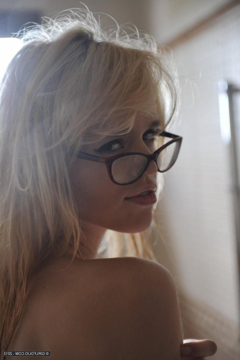 12P Naughty firm blonde showering