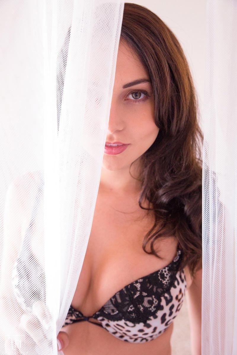 12P Hot horny brunette in action