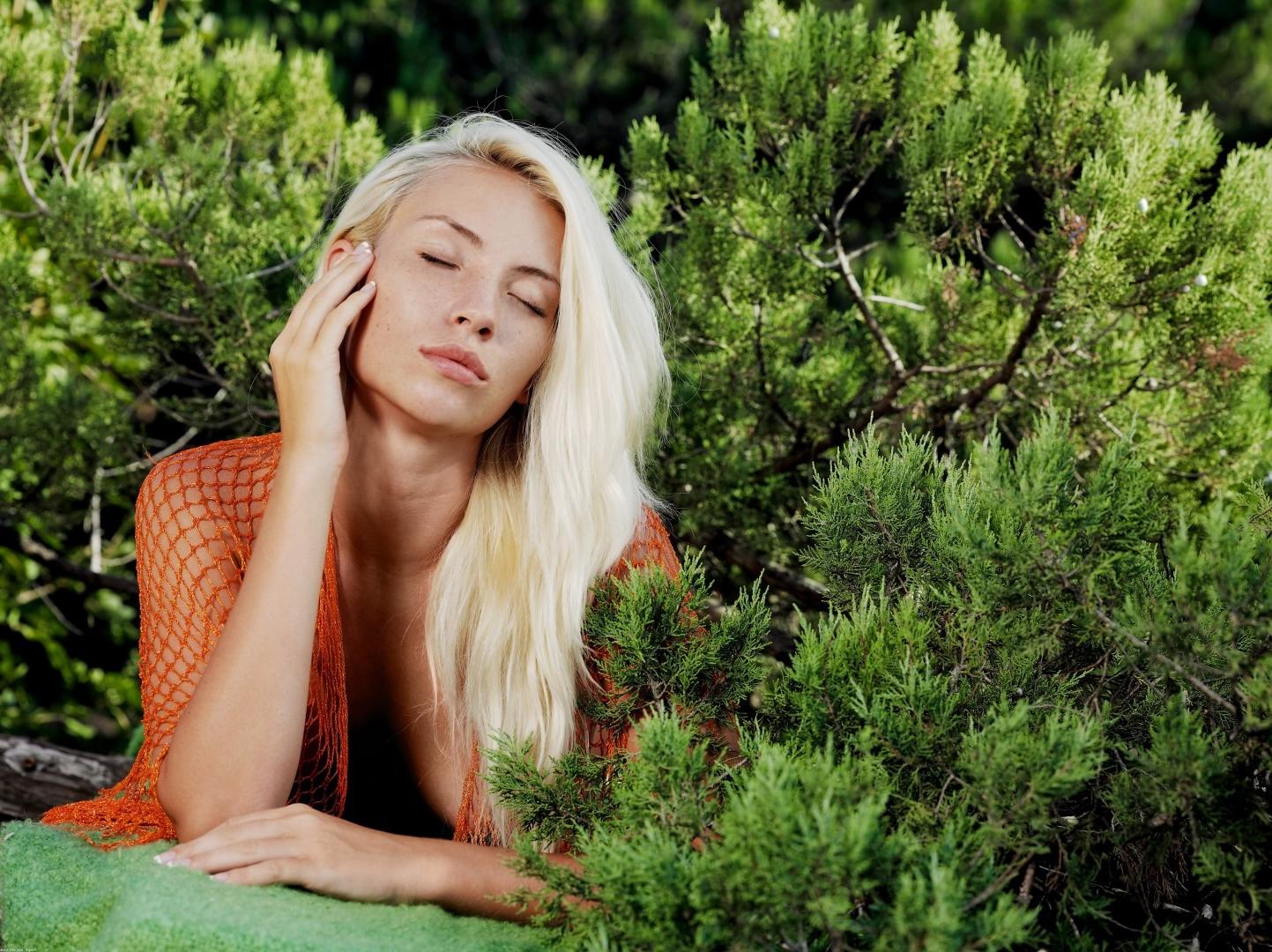 20P Blonde babe outdoors