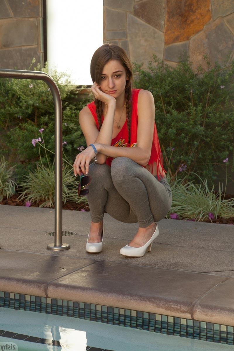 12P Lovely babe with a nice ass in leggings
