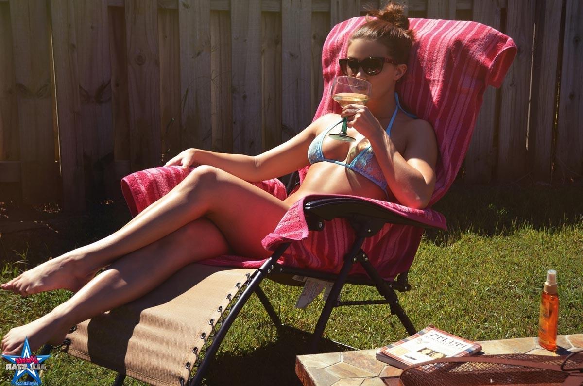 12P Slim bikini babe shows tits in the backyard