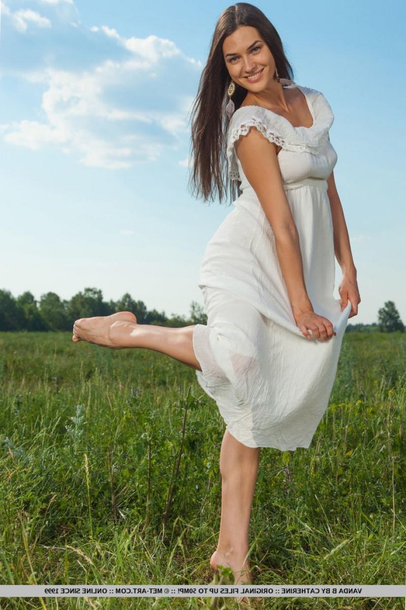 12P Busty firm brunette in the outdoors