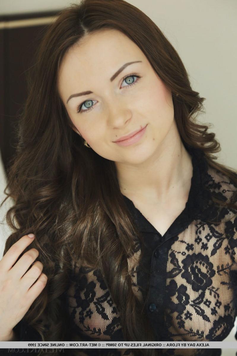 12P Super sexy toned brunette
