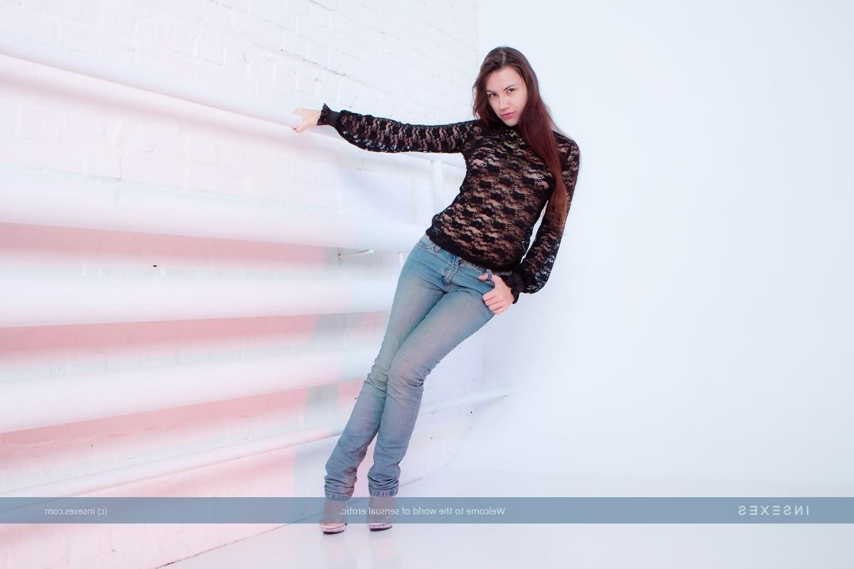 12P Horny topless brunette in jeans
