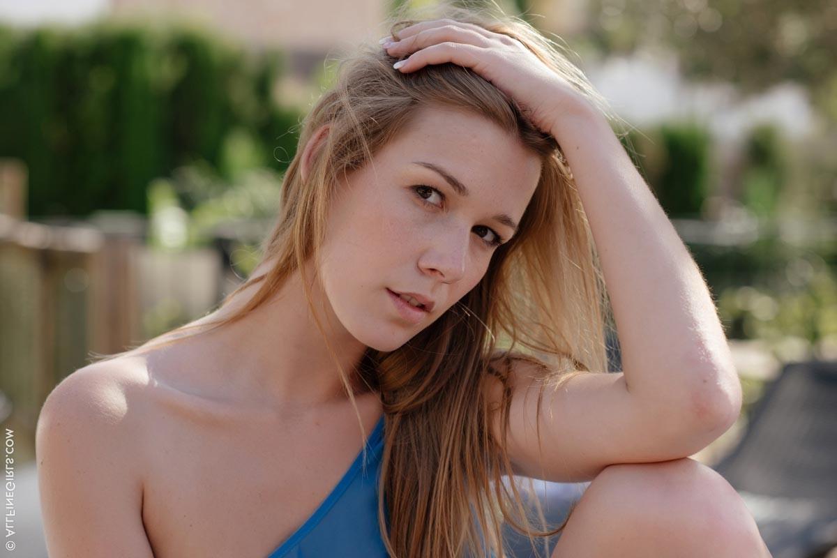 12P Hottie strips by the swimming pool