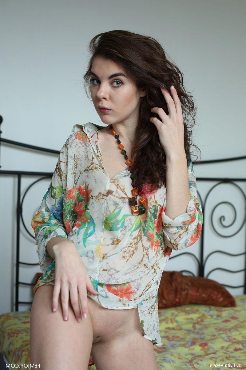 12P Sweet brunette with a hot butt