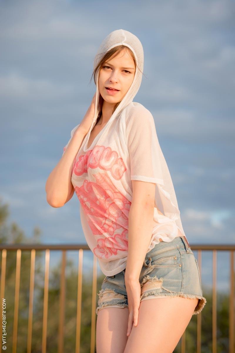 12P Beata shows pussy in the outdoors