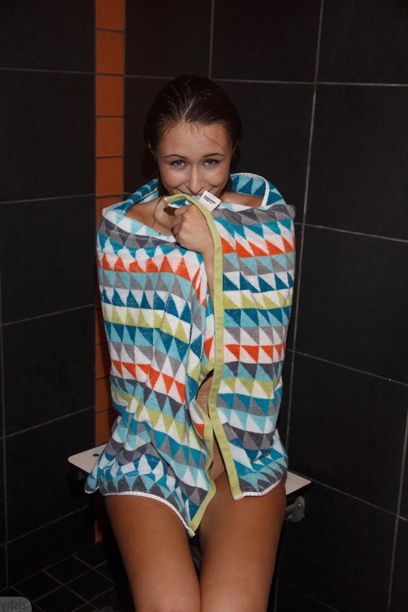 12P Gorgeous girl in the shower