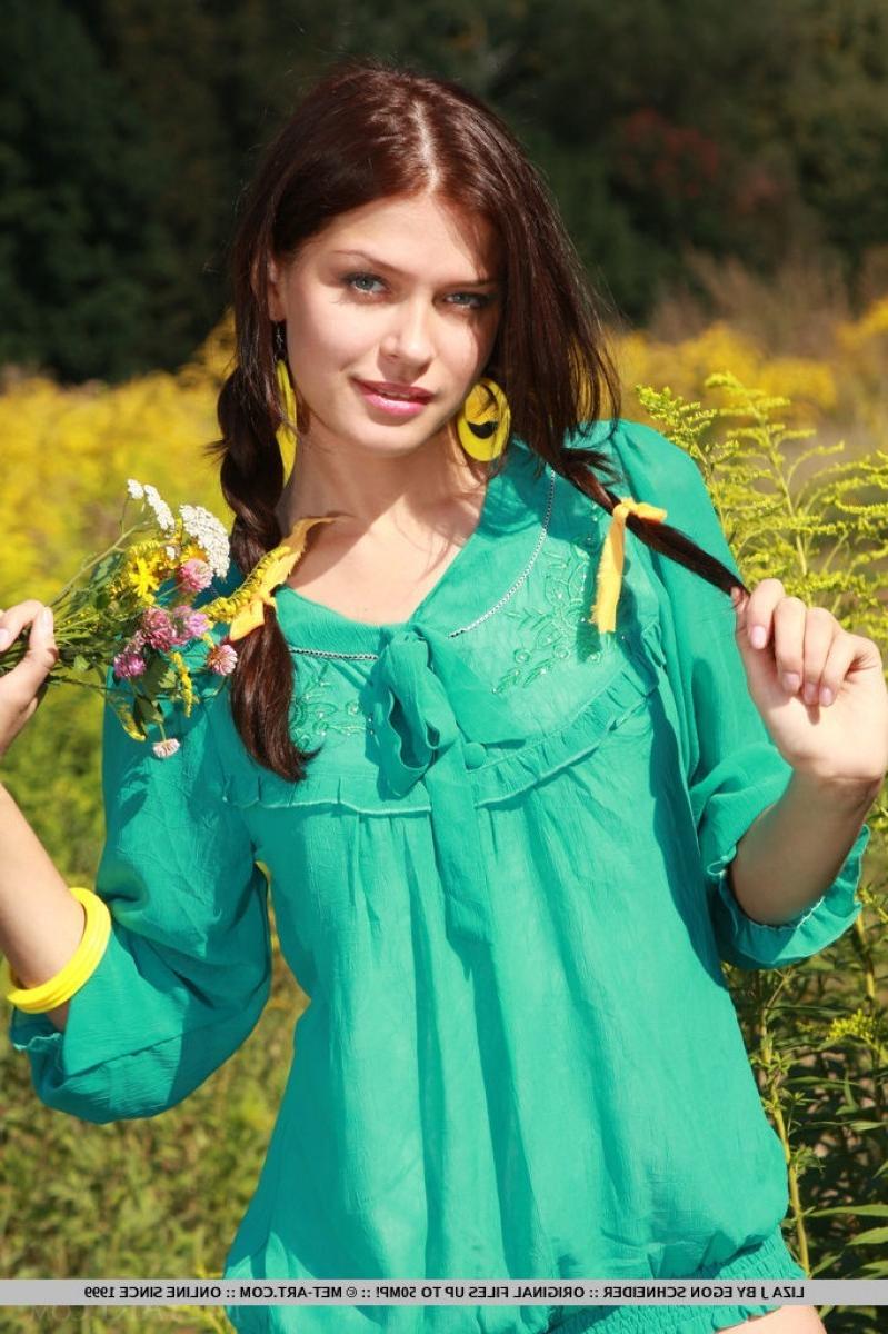 12P Naked outdoor brunette