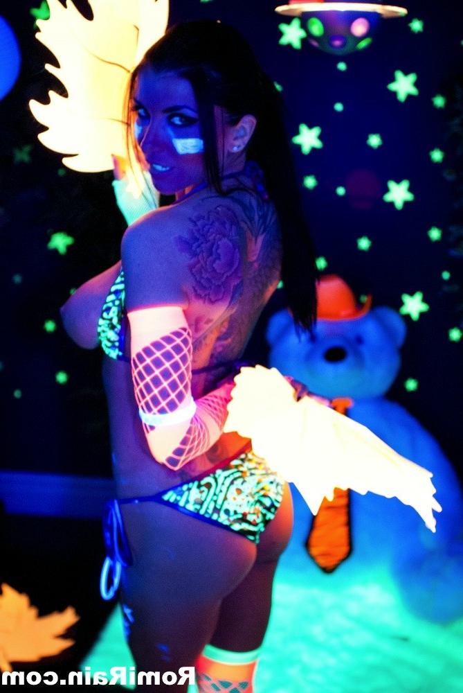 15P Romi Rain Big Tits Black Light