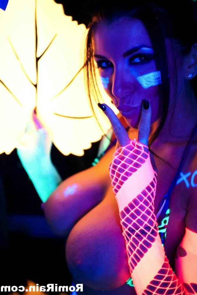 15P Romi Rain Big Tits Black Light